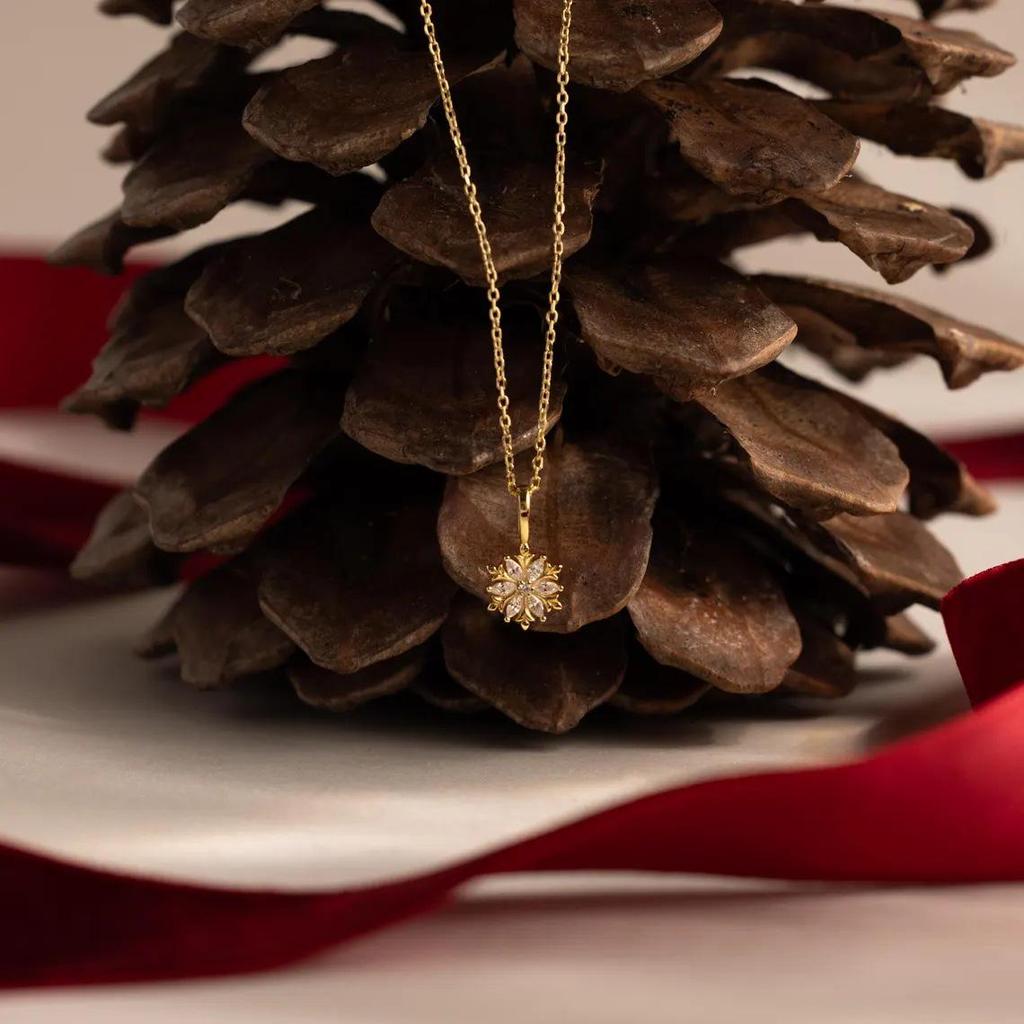 Sterling Silver S925 Flower Pendant Necklace - Elegant Design, Original Niche Style Clavicle Chain.