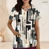 Top de uniforme geométrico estampado para mujer de talla grande, cuello de ojo de cerradura, manga corta, con bolsillos delanteros