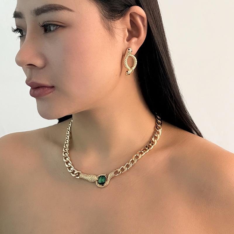 

Винтажный комплект украшений в стиле Ближнего Востока с толстой металлической цепочкой и изумрудом в виде змеиной головы