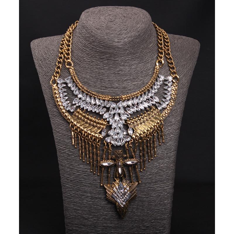 

Крупные ретро-бренды, крестообразная кисточка, драгоценные камни, короткая ключица, ожерелье из тяжелого сплава, преувеличенные женские аксессуары.