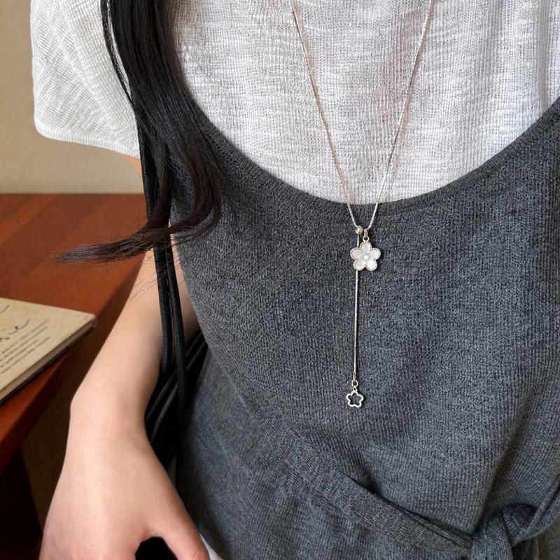 Versatile Sweet or Salty Flower Pull-Out Necklace: 2026 Korean Style Clavicle Chain for Women - Elegant High-Class Accessory