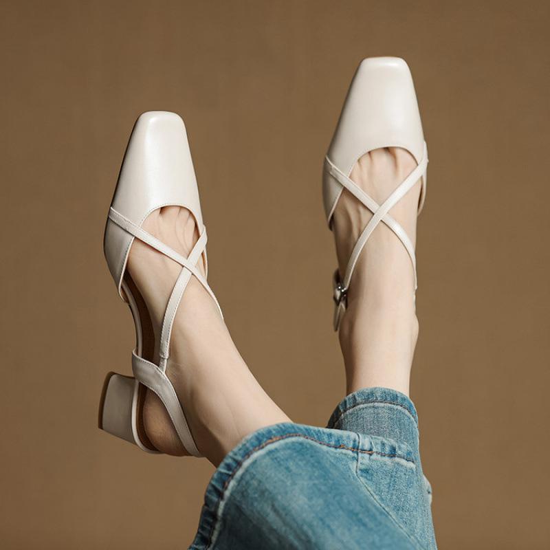 Sommer nye skinn sandaler firkantet hæl tomme sandaler casual ensfarget biffsene myk såle veskehode sandaler spenne middels hæl