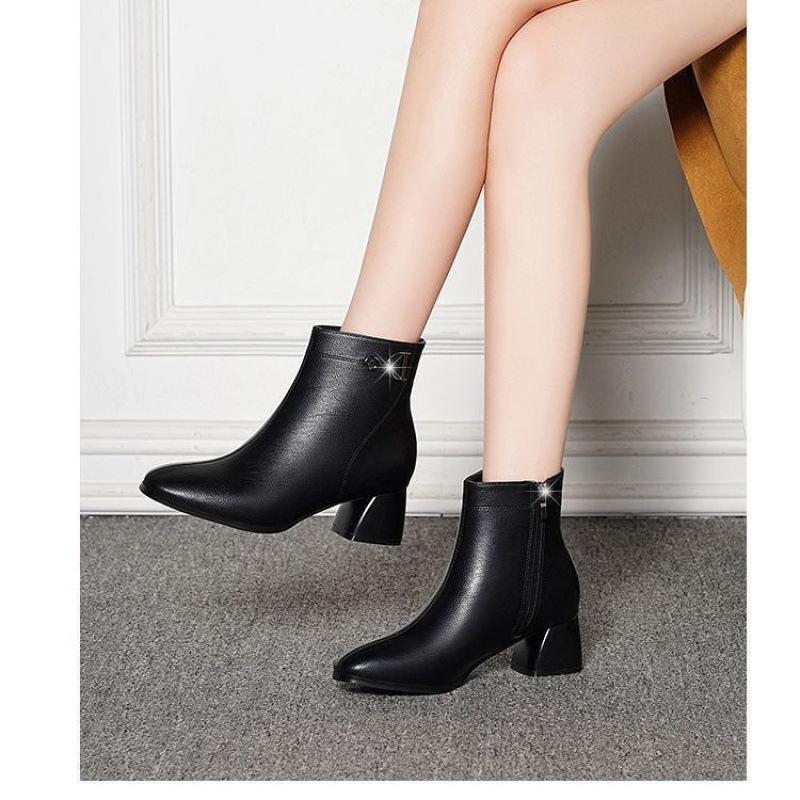 Äkta mjukt läder korta stövlar dam tjock klack Martin-stövlar spetsiga höst och vinter nya varma sammetsfoder damstövlar mångsidiga mode enkelstövlar