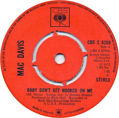 7inch Record MAC DAVIS - Baby Don't Get Hooked On Me CBSS8250 CBS 1972 UK Pop Used