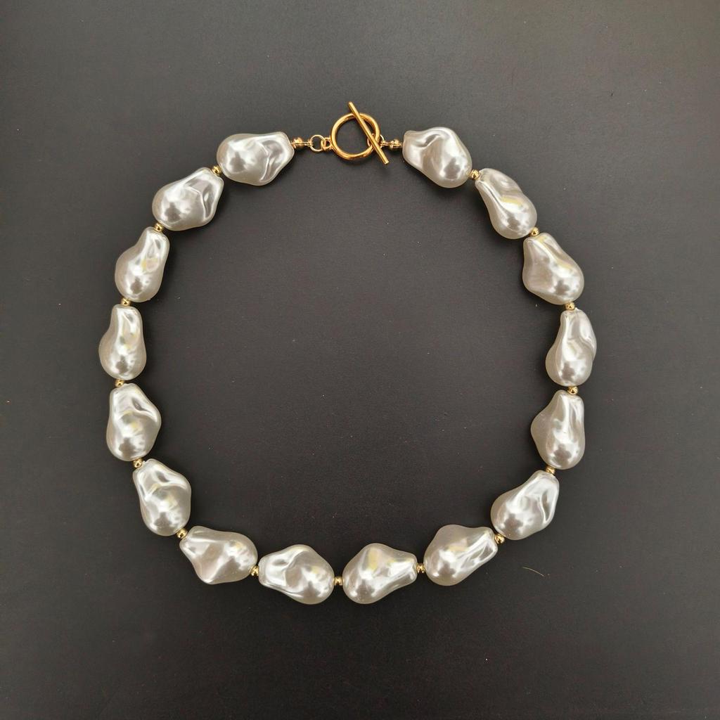 Niche Retro Baroque Pearl Clavicle Necklace: Fashionable & Versatile Irregular Design