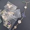 Brățară Fashion Trifoi cu Patru Frunze și Buchet Floral cu Fluturi - Brățară de Lux pentru Femei