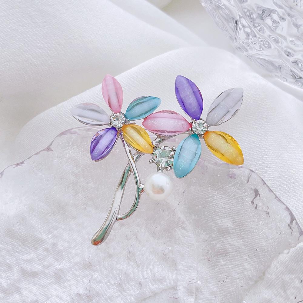 

Елегантна жіноча брошка-шпилька проти оголення