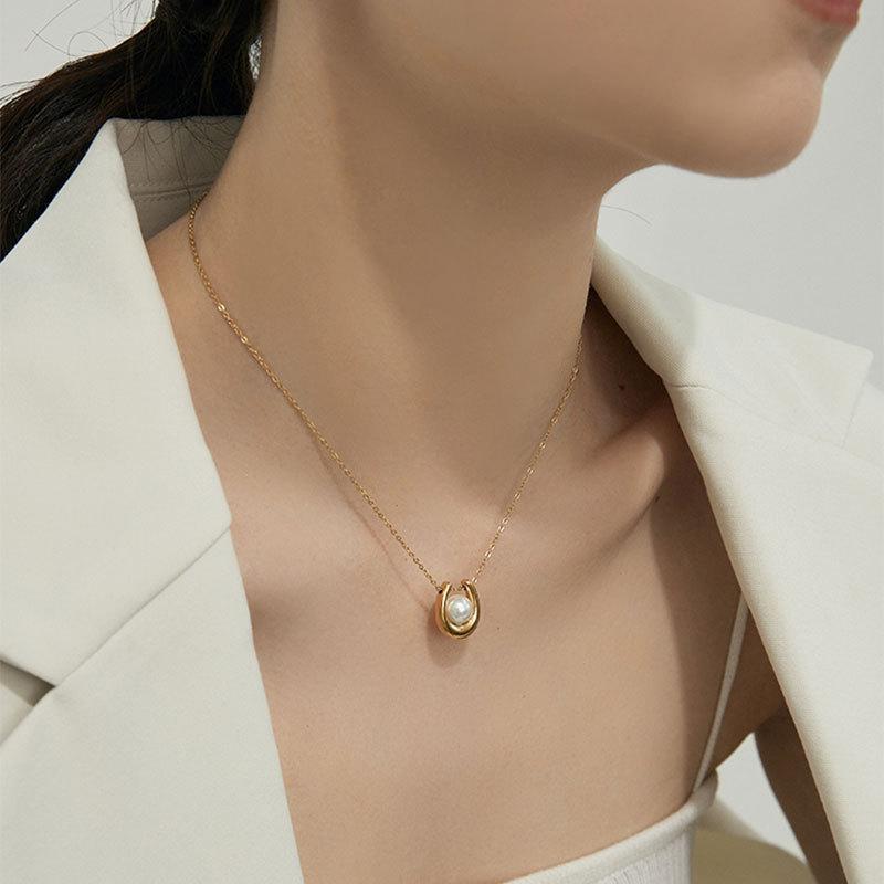 French Minimalist Titanium Steel U-Shaped Pearl Necklace Elegant Pendant Accessory For Commuting