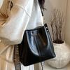 Big bag women 2025 new Korean versatile retro shoulder bag large capacity broadband messenger bag commuter bucket bag