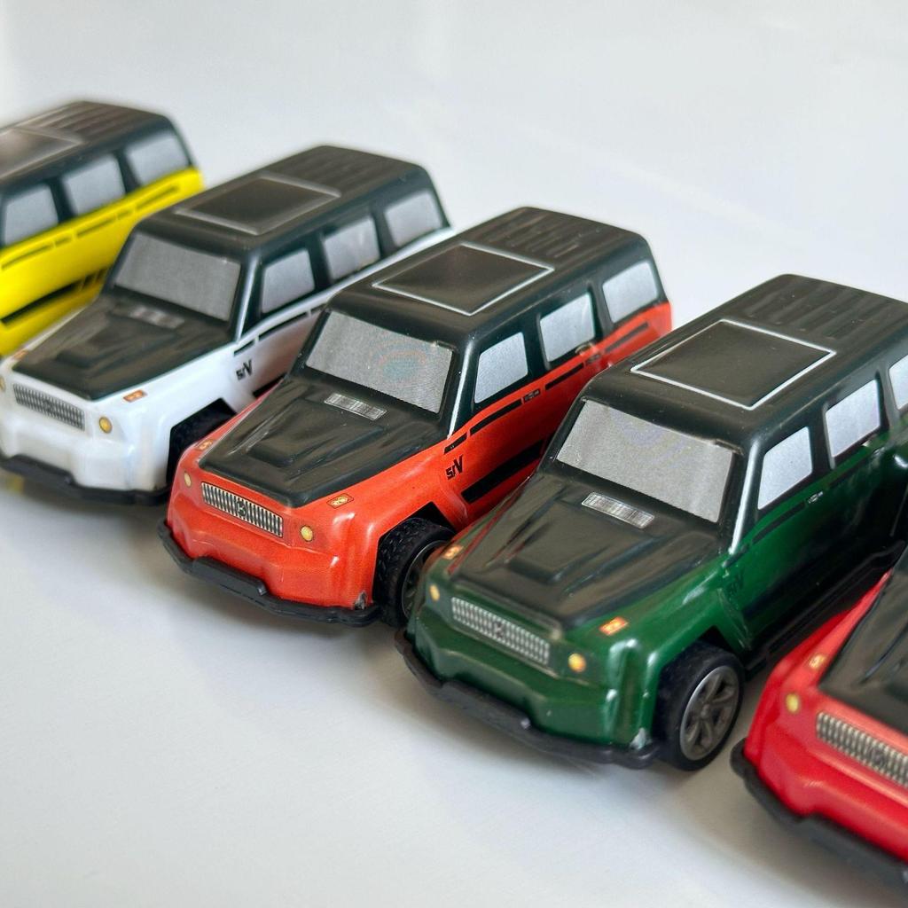 Wind-Up Tin Alloy Car Model: Children's Simulation Toy - Jeep, School Bus, Sedan