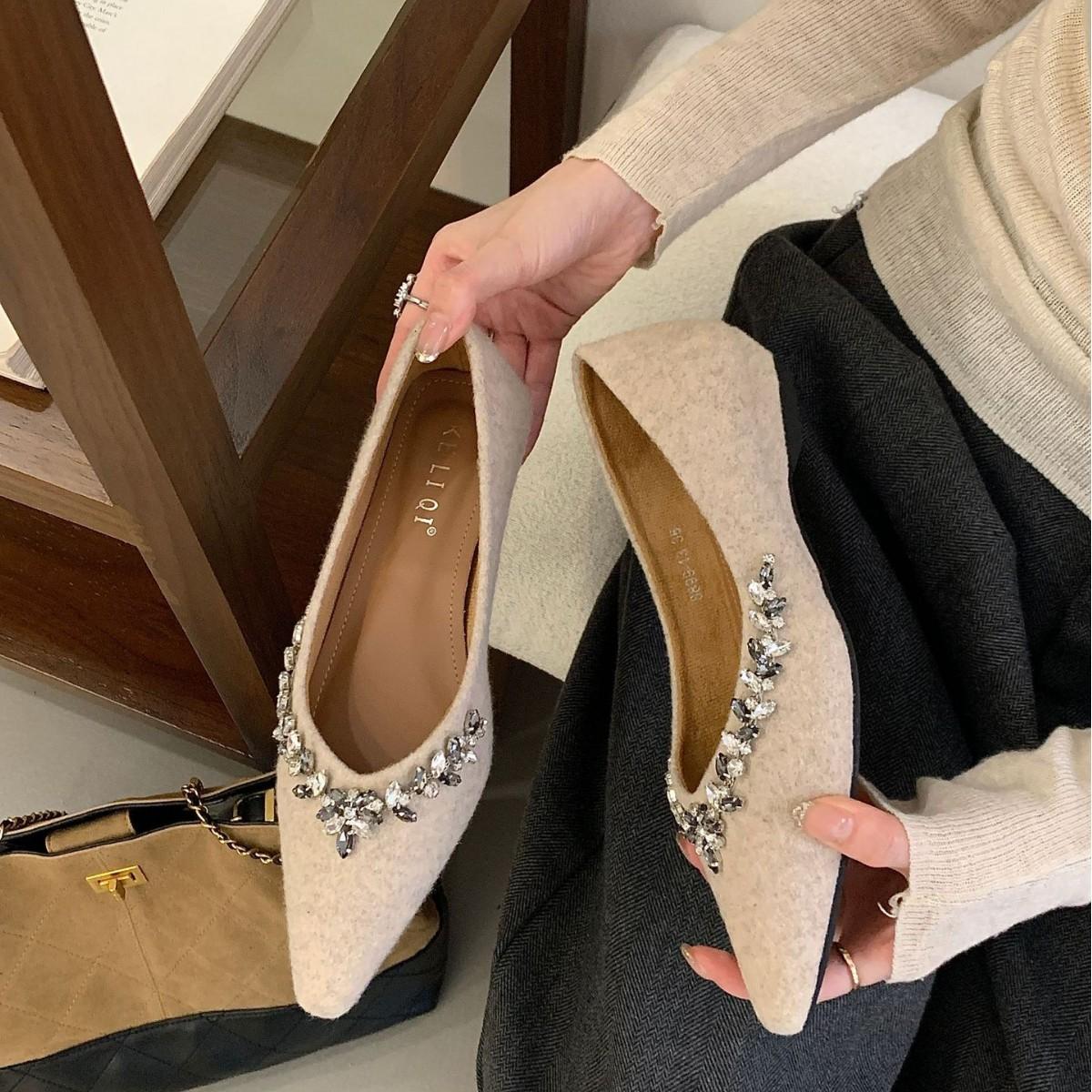 

2025 осень и зима новая маленькая острая обувь на коротком устойчивом каблуке с неглубоким вырезом для работы и повседневной носки для женщин 39 красный