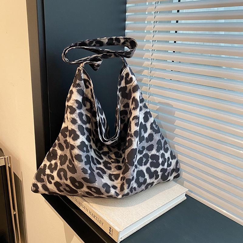Korean version of fashionable versatile simple casual shopping bag 2025 autumn new leopard print large capacity shoulder tote bag