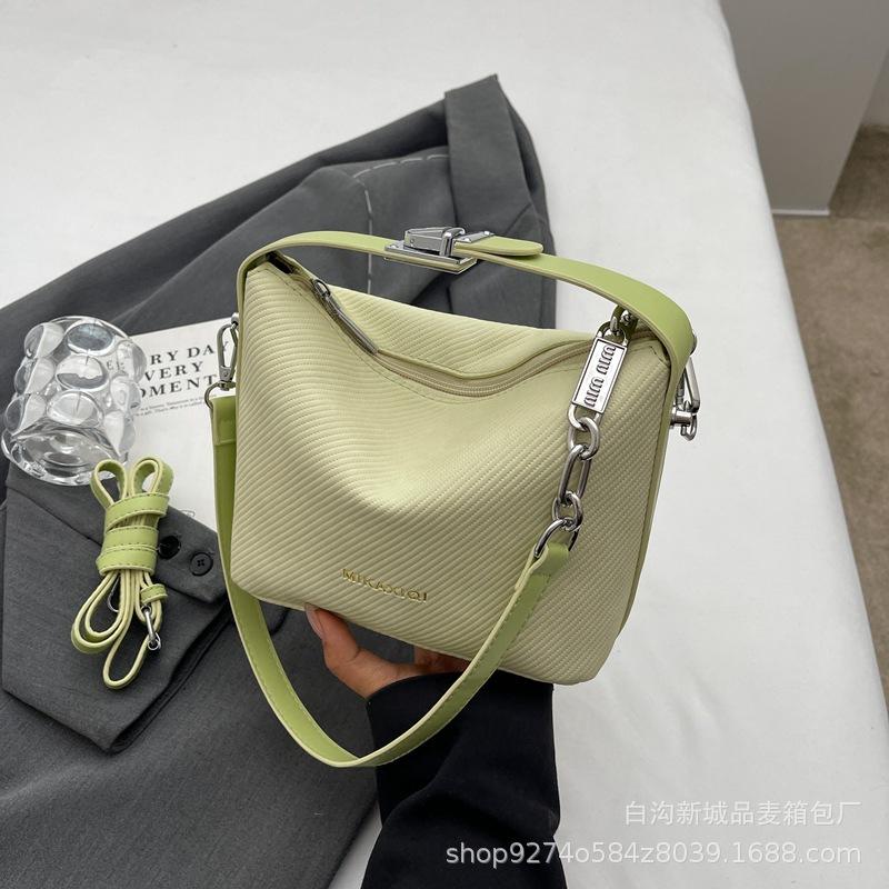 

French niche design portable small bag women 2025 new fashion shoulder bag Internet celebrity explosion shoulder messenger bag зелений