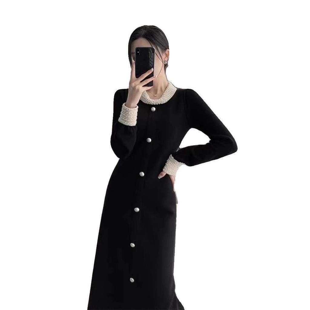 2025 Autumn/Winter European Hepburn Style Little Black Dress: Elegant Knit for the Sophisticated Socialite