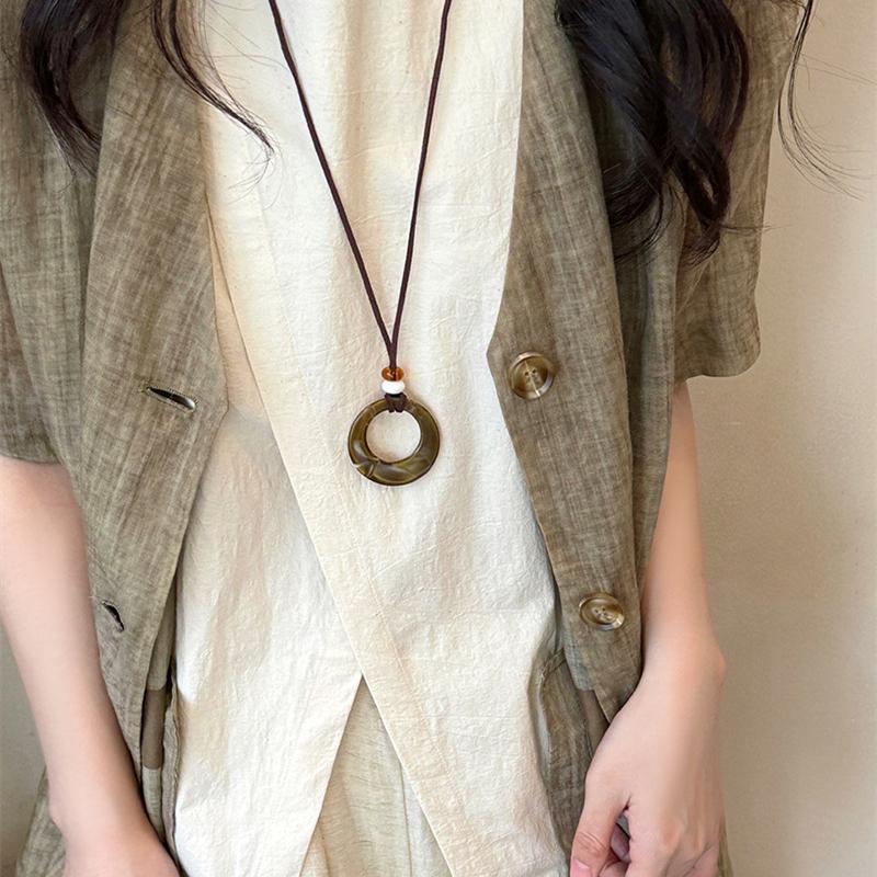 Resin Round Hollow Pendant Necklaces for Women Vintage Long Rope Sweater Chain Necklaces Niche Party Jewelry Accessories