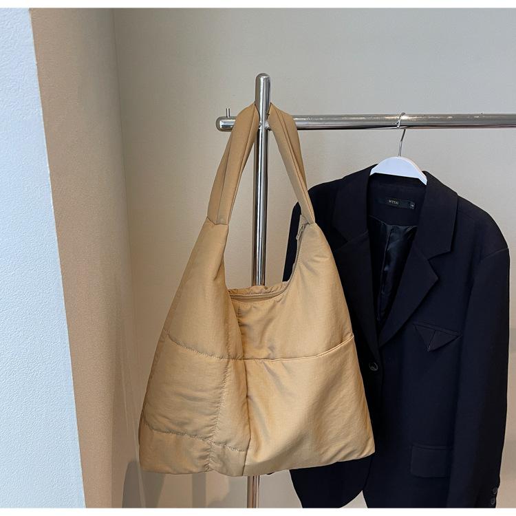 

Niche cloth bag bag women s 2025 new large-capacity lightweight dumplings single shoulder literary personality temperament tote bag