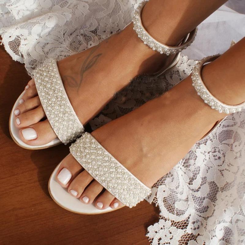 Mode Damen Weiße Flache Sandalen Perlenriemen Bequeme Hochzeitsschuhe Übergröße Lässige Outdoor-Slipper Neues Design