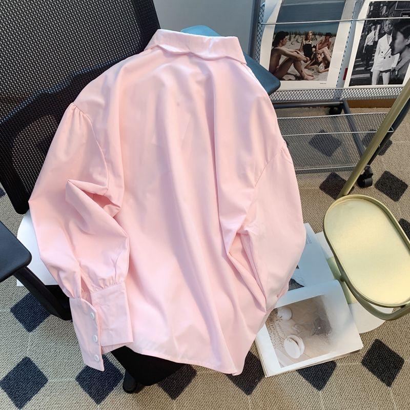 Rosa Bluse mit Blumenstickerei, langen Ärmeln und Perlenknopfleiste, Oberteile, Frühling, Französische Mode, Damenbekleidung