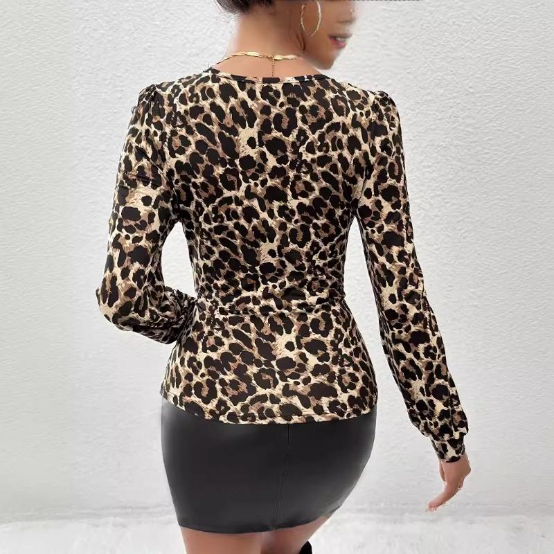 T-shirt da donna a maniche lunghe, slim fit, con scollo a V, in pizzo con stampa leopardata