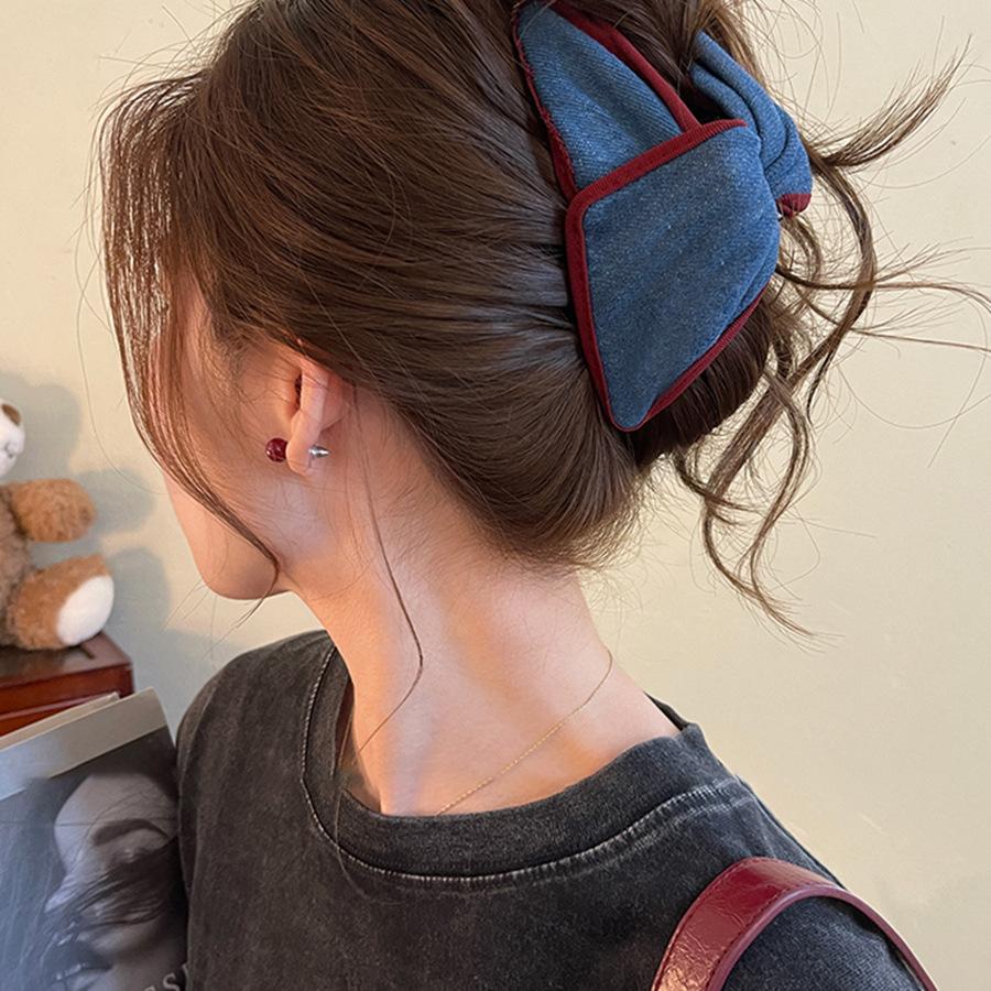 

Ткань деним тренд треугольник акриловая заколка ниша простая милая крутой стиль захват для волос персонализированный дизайн головной убор женщины