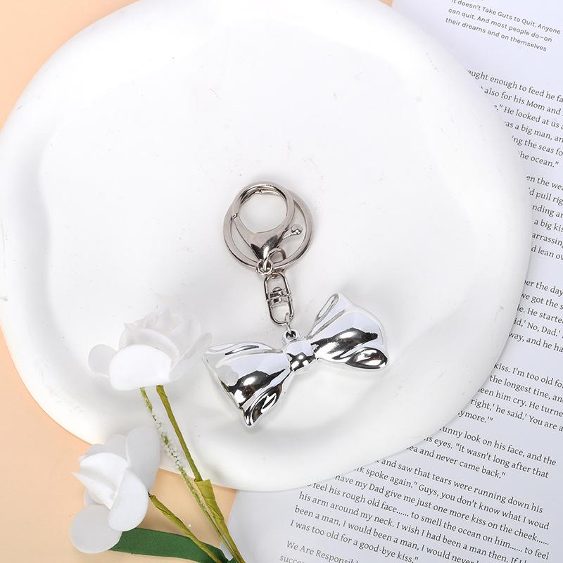 

Кулон в виде ключа-банта: Элегантный женский брелок для сумки и брелок для ключей автомобиля в подарок