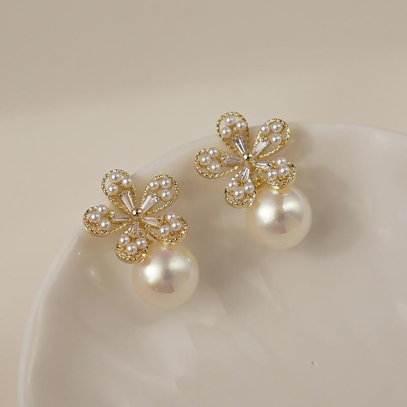 Silver needle pearl flower earrings, new temperament stud earrings, cute and sweet autumn and winter earrings.