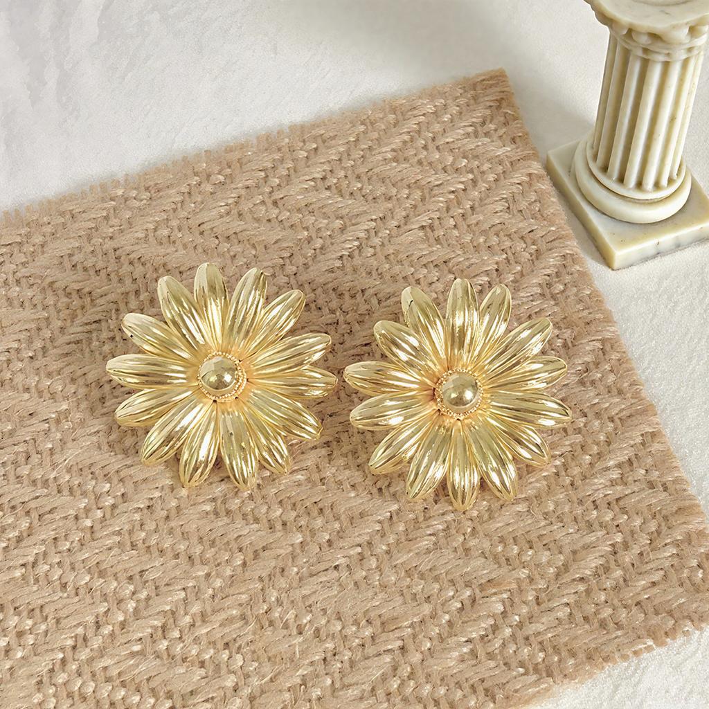 Retro style metal daisy earrings, gold three-dimensional petal stud earrings, fashionable personalized earrings.
