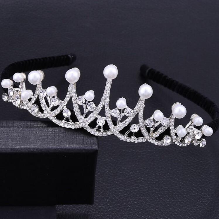 The Elegant Princess Headband with A Crown and A Drill Bit Band Is A Bride's Wedding Dress Accessory