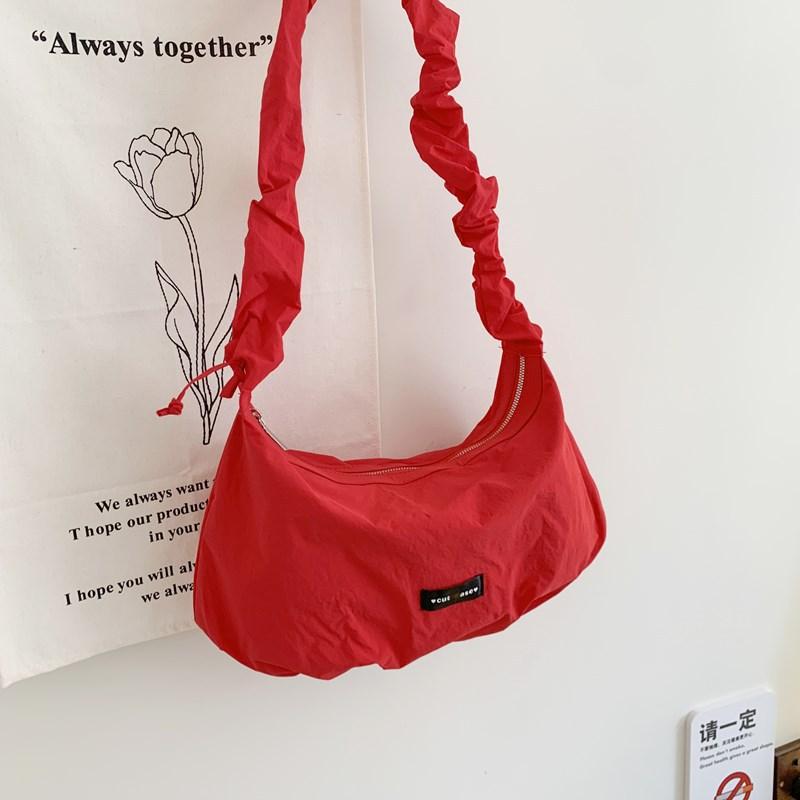 

Korean niche design solid color lightweight pleated tote bag women s 2025 new commuter large-capacity shoulder messenger bag червоний