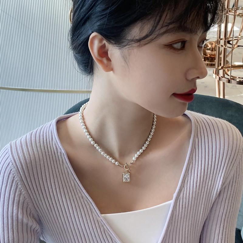 Halskette im koreanischen Stil mit Glasperlen und Zirkonia-Quadrat mit OT-Verschluss - Modische Damen-Schlüsselbeinkette