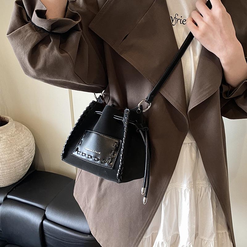 High-end Niche Bag Women's Autumn and Winter 2025 New Retro Fashion Messenger Bag Woven Portable Mini Bucket Bag