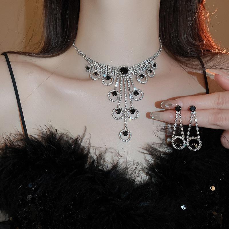 Ensemble Élégant de Boucles d'Oreilles à Pampilles en Strass et Collier pour Femmes - Bijoux de Clavicule de Style Européen et Américain de Luxe Léger