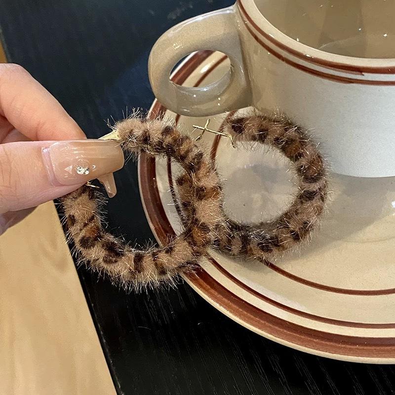 Vintage American Plush Leopard Print Circle Hoop Earrings For Women