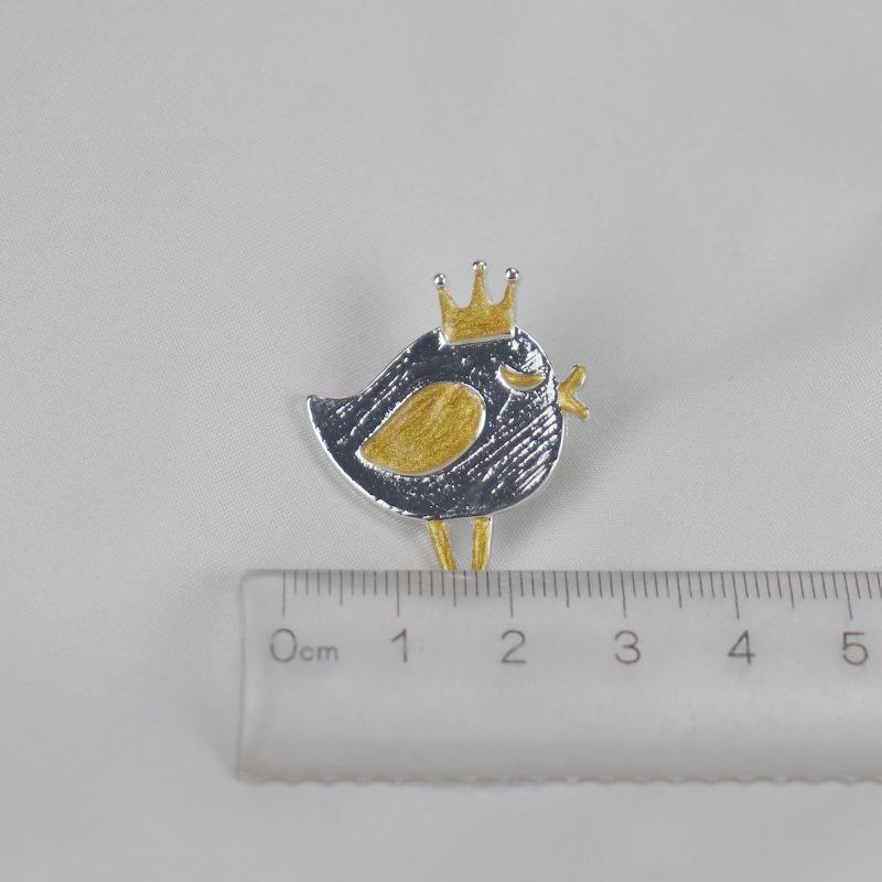 

Серебряная брошь в виде цыпленка и птички с короной, для шляп, сумок, одежды и аксессуаров.