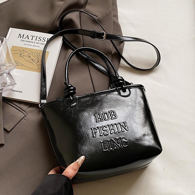 2025 popular new niche simple wind hand carrying bucket bag Korean version casual versatile commuter fashion messenger bag women