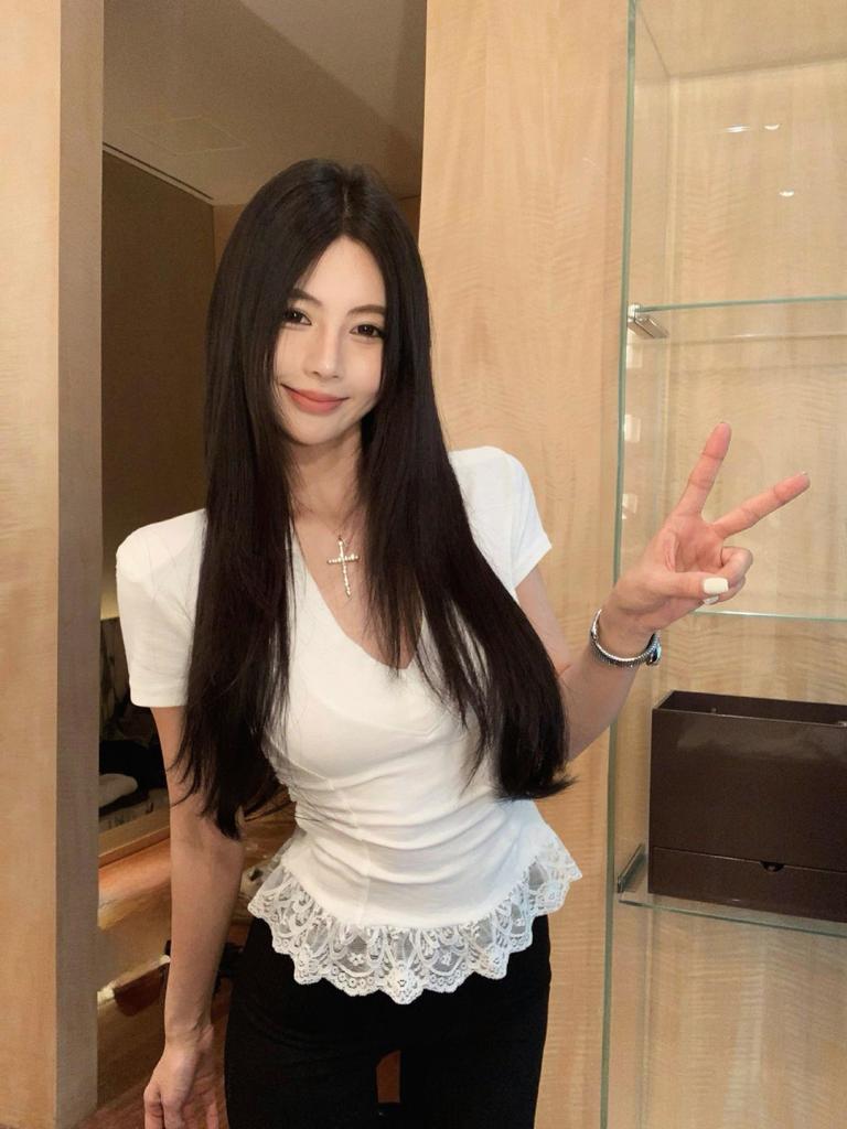 Damen Trendiges V-Ausschnitt T-Shirt: Schulterpolster, Spitzenbesatz, Kurze Ärmel, Figurbetonte Taille, Kurze Länge, Spicy Girl Style