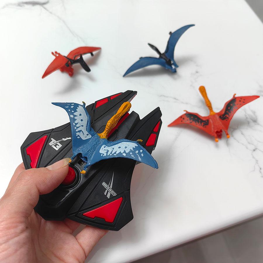 Svart flygande leksak 1 st utskjutare + 4 st dinosaurie enkel utskjutare Leksak lämplig för utomhusunderhållning Manuell utskjutning