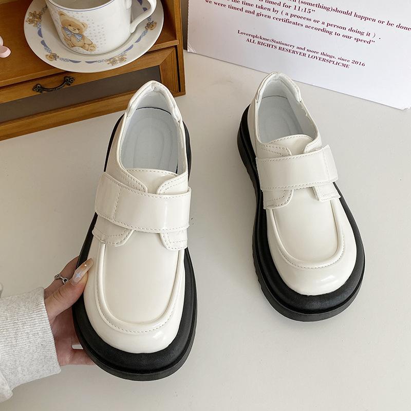 

Педалируйте новые маленькие кожаные туфли большая голова британский колледж стиль девушка 2025 весна уродливо милые увеличение роста платформа лоферы 40 белый