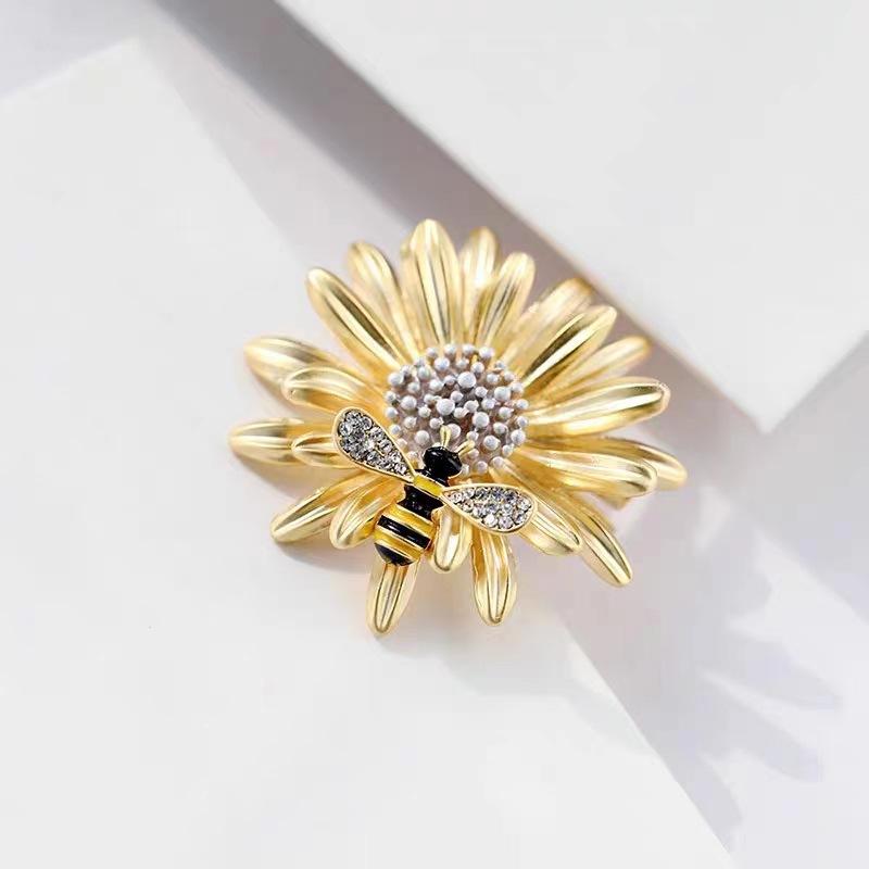 Personalized Versatile Fashion Exquisite Brooch Female Sweet Little Daisy Little Bee Brooch High-End Female Matte Corsage Accessories