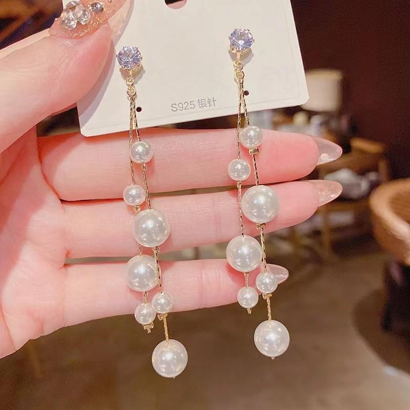 Orecchini alla moda con frange, lussuosi e sofisticati, dal fascino elegante. Lunghi Orecchini di Perle per uno Stile Versatile e Raffinato.