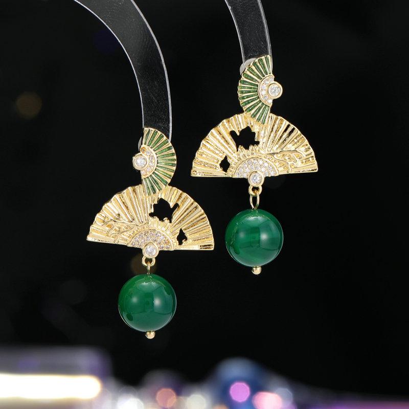 

Старинные серьги-веера, элегантный темпераментный чонсам ханфу с ретро-серьгами золотой