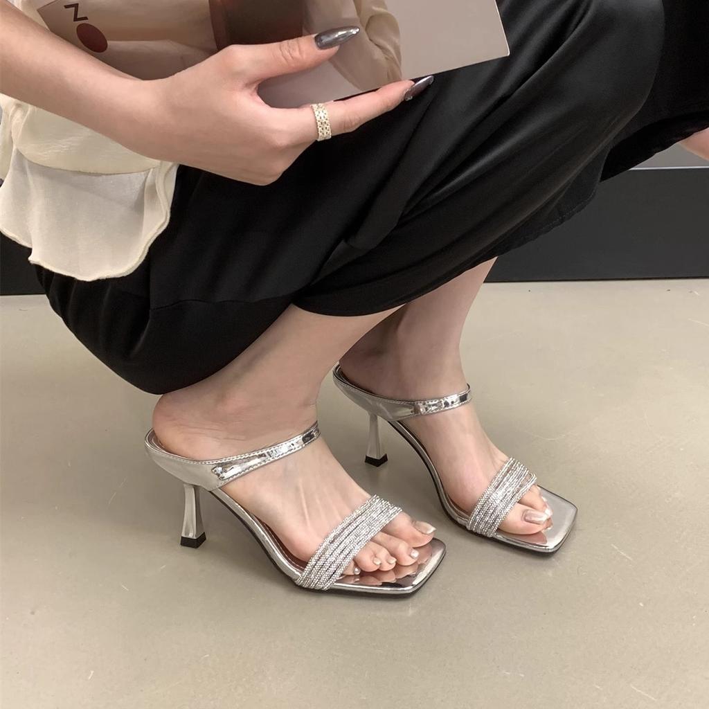 Französisches Temperament quadratischer Kopf Strass dünner Riemen hochhackige Sandalen Damen Sommerkleidung mit Röcken, schöner Schnitt Herren dünne Absätze hohe Absätze