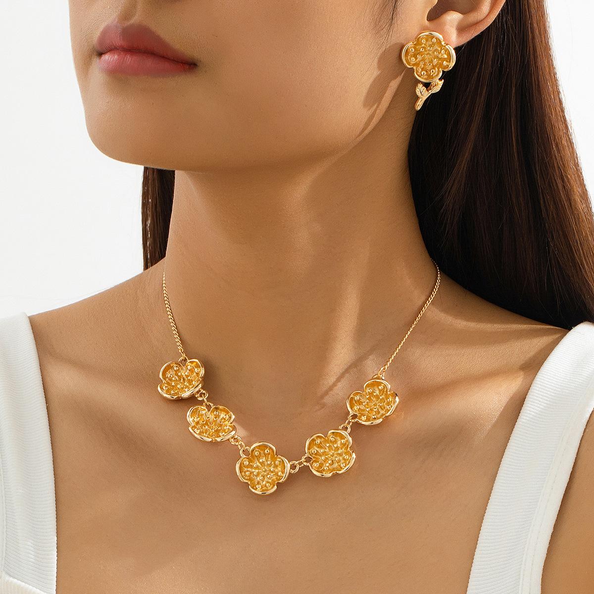 

Модные украшения для женщин золотой