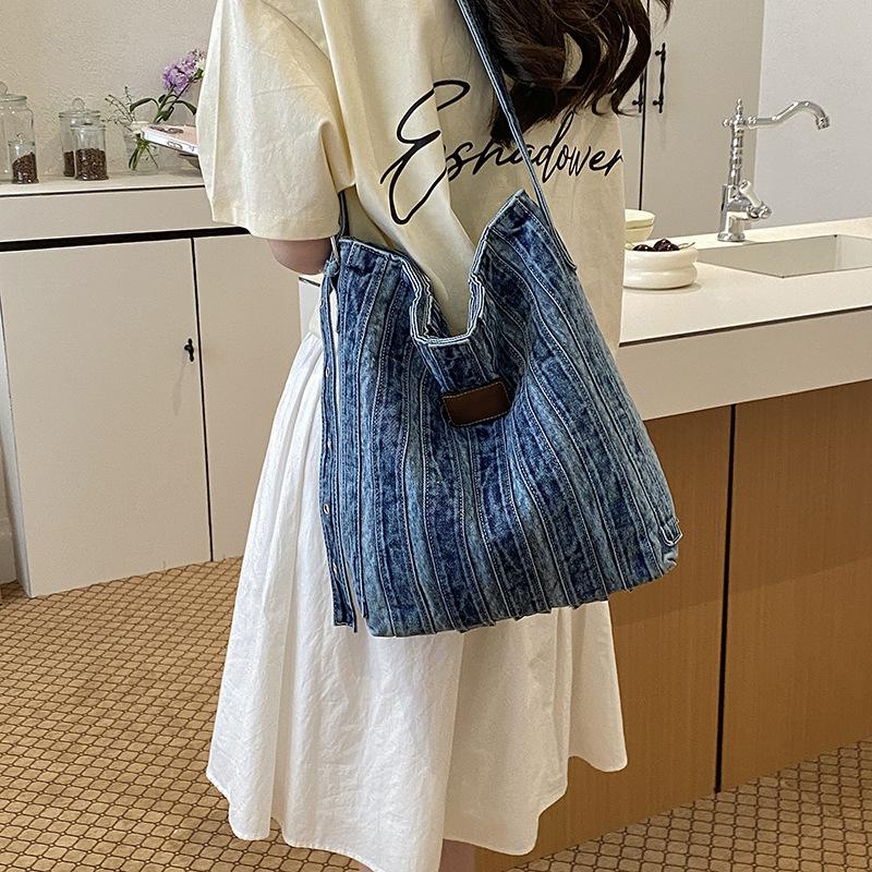 Tote Bag Water Bucket Casual Women's Bag Shoulder Crossbody Bag for Commuting Large Capacity Bag