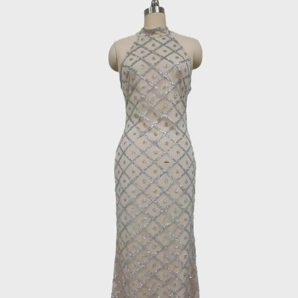 Dámské zlaté přiléhavé plesové šaty bez rukávů s halter neck střihem a vlečkou na jaro/léto 2023