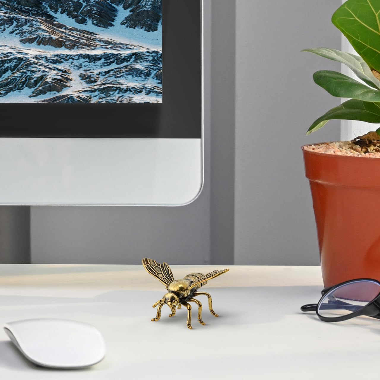 

Gold Bee Figurine Brass Animal Vintage Statue Small Shaped Sculpture Metal Ornament for Desk DIY Crafts