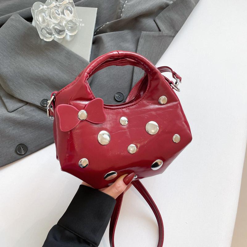 

Korean version of fashion rivet portable crescent bag women s 2025 summer new shoulder bag casual armpit bag красный