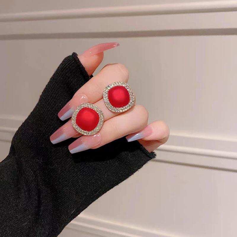 Korean Elegant Pearl Stud Earrings for Women: Versatile, High-Class Style Jewelry