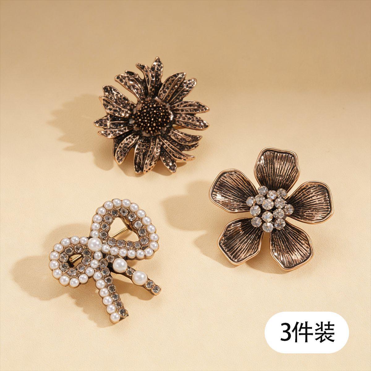 Набор из трех предметов: брошь-цветок с имитацией жемчуга и инкрустацией стразами, бант, ретро и старинные аксессуары