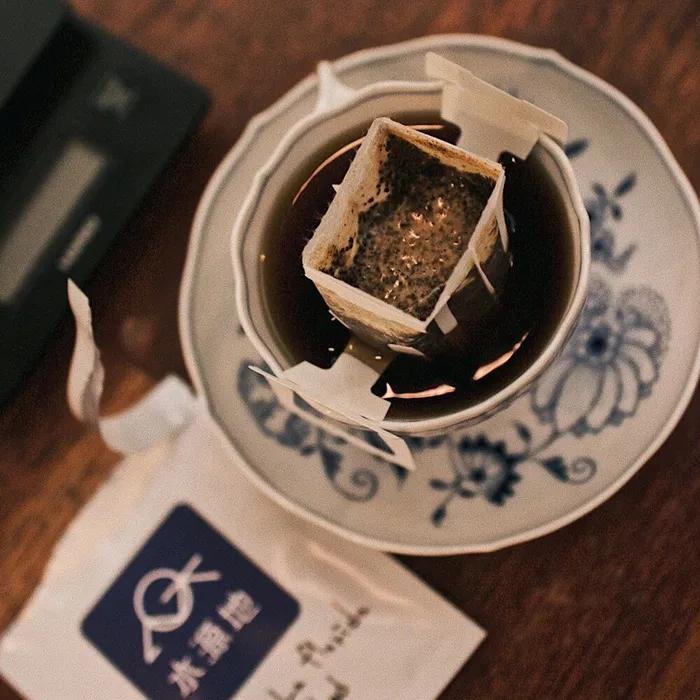 Snadno pitelná káva typu immersion-type drip bag ze zdroje